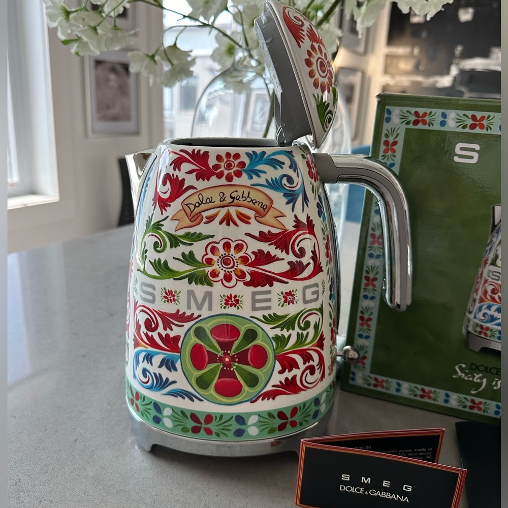 Smeg | 50s Style Fixed-Temp Kettle
- Dolce & Gabbana Edition - Picture 3 of 8